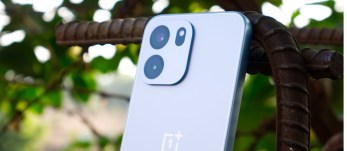 OnePlus 13s হাতে ধরার দৃশ্য